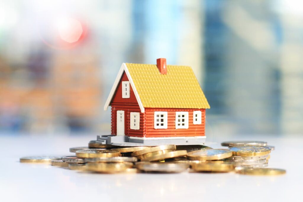 硬貨の上に置かれた住宅模型